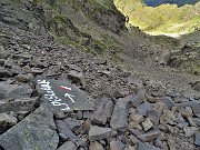 62 Il sentiero discende ben  segnato-bollato per pietraie e sfasciumi